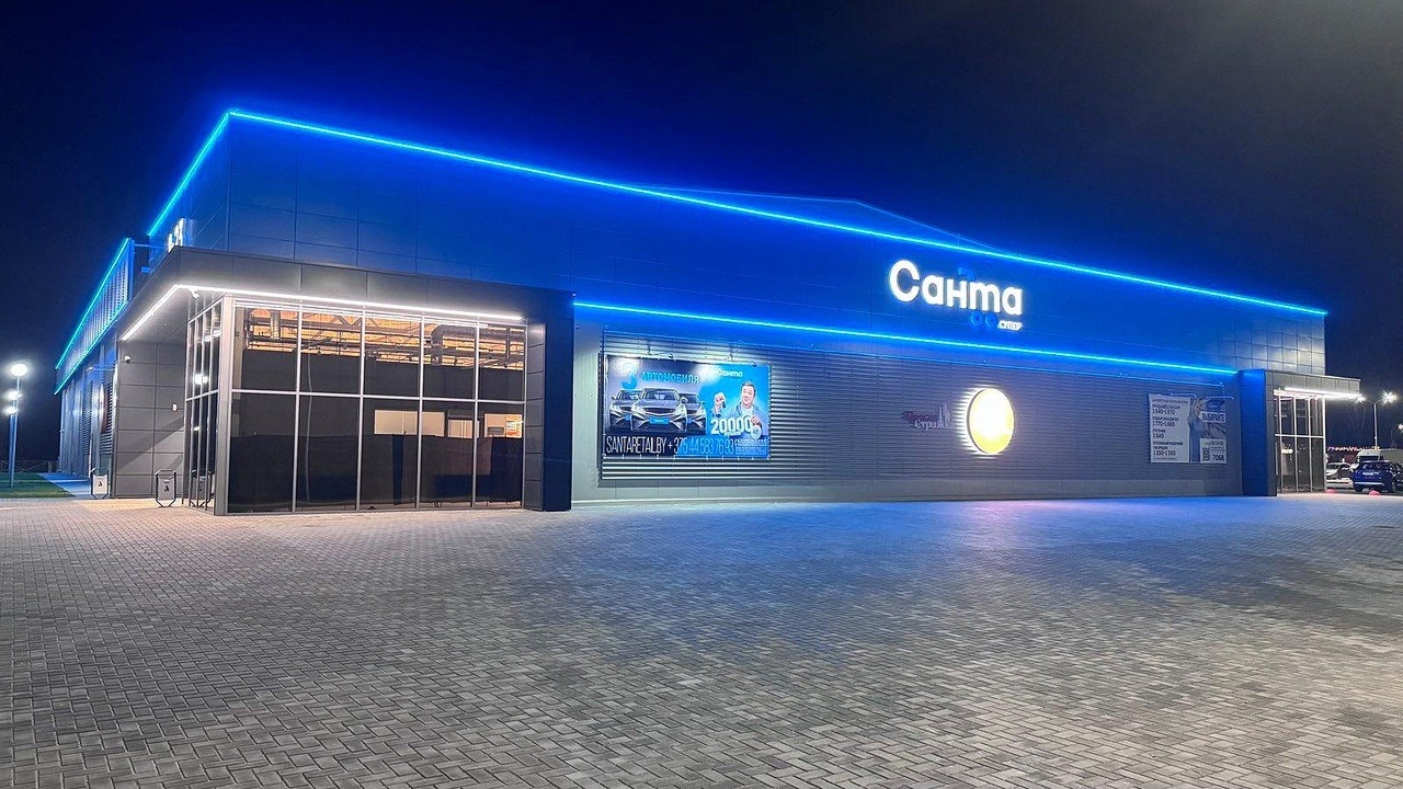 Архитектурное освещение подчеркивает современный облик объектов и визуально выделяет его среди городской среды, сохраняя узнаваемость бренда